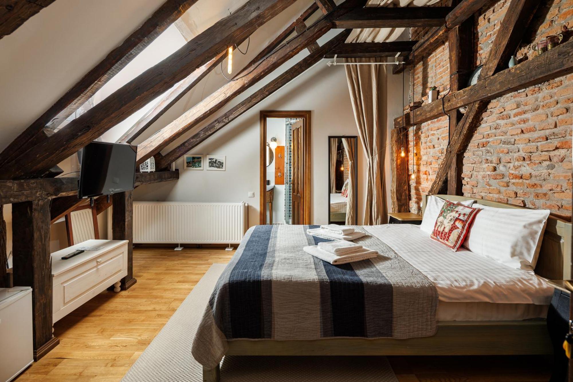 Wood House Republicii Hotel Brasov Ngoại thất bức ảnh