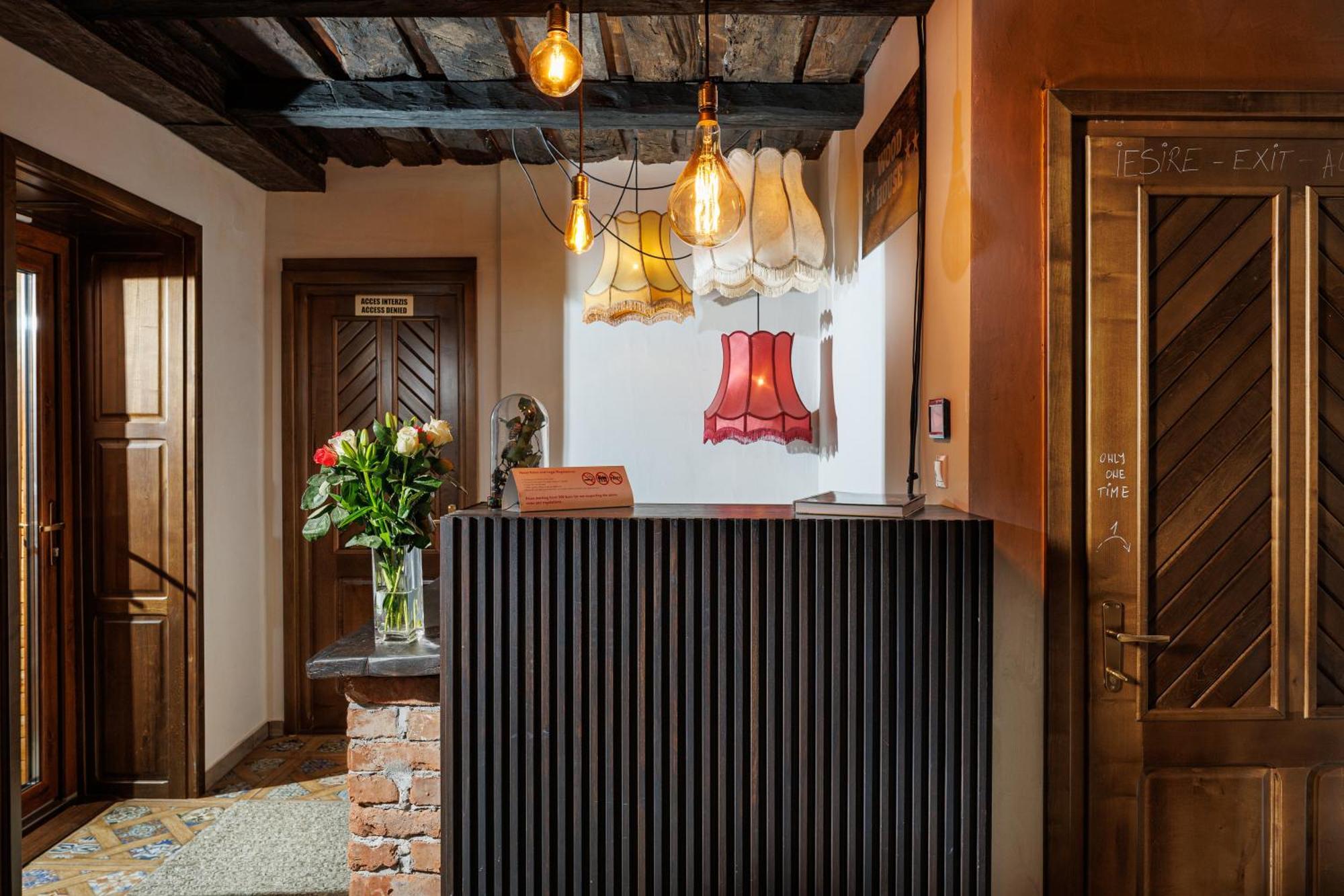 Wood House Republicii Hotel Brasov Ngoại thất bức ảnh